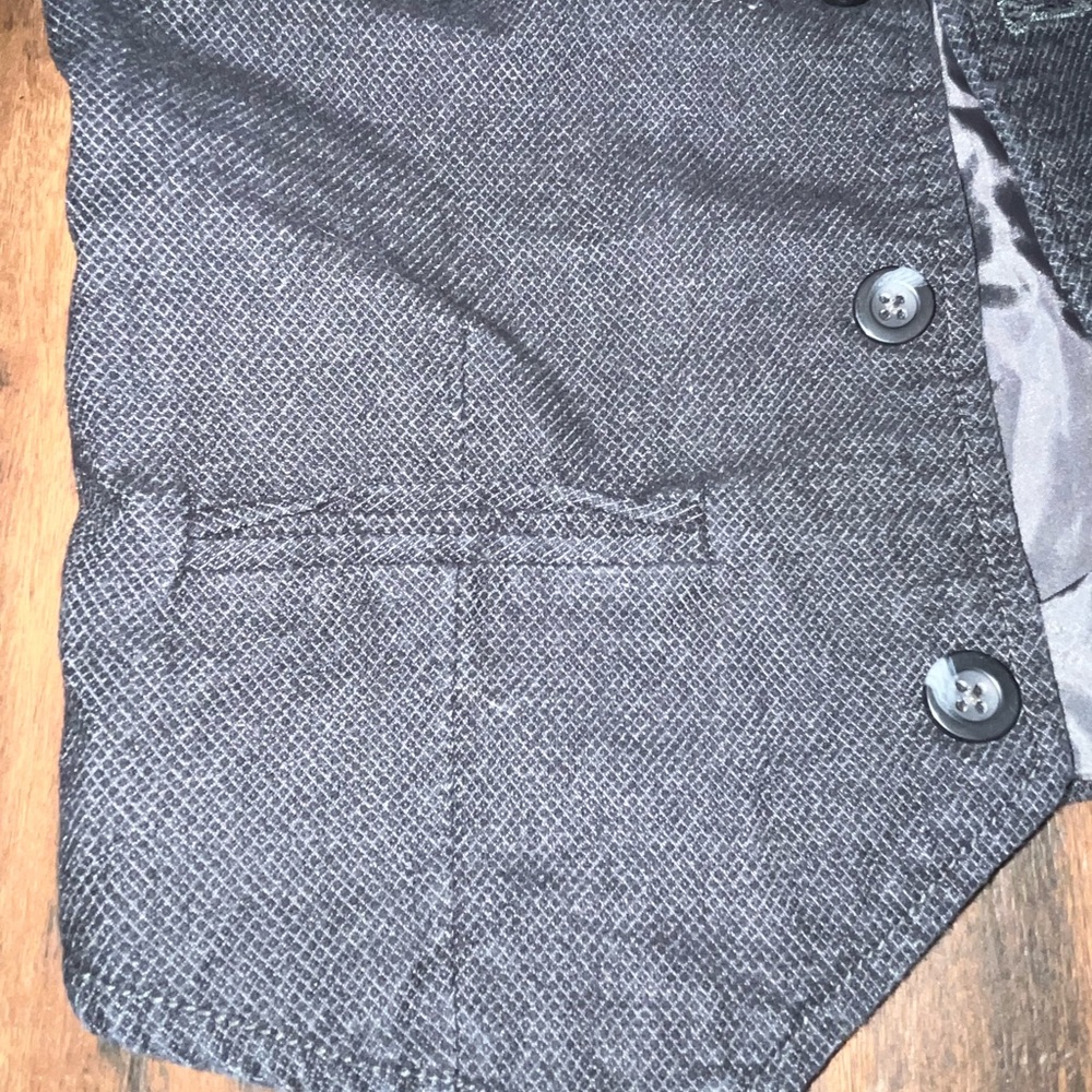 VEST - Picture 3 of 5
